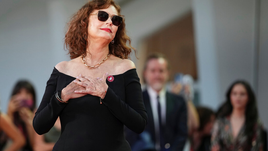 ARCHIV - Susan Sarandon posiert auf dem roten Teppich bei den 83. Filmfestspielen von Venedig. Foto: Alessandra Tarantino/Invision/dpa/Archivbild 20260928105101592.jpg