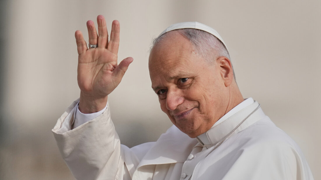 ARCHIV - Papst Leo XIV. trifft auf dem Petersplatz im Vatikan ein (Archivbild). Foto: Alessandra Tarantino/AP/dpa 20251125154006507.jpg
