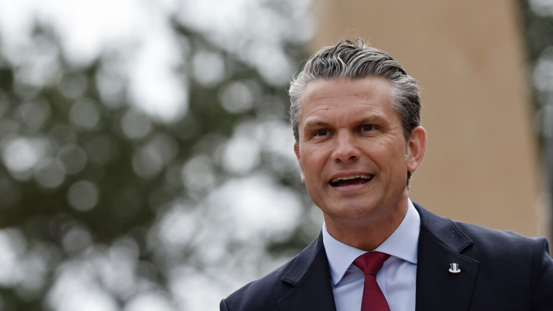 US-Verteidigungsminister Pete Hegseth hält eine Rede auf dem US-Friedhof in der Normandie anlässlich des 82. Jahrestages der D-Day-Landung in Colleville-sur-Mer. Foto: Jeremias Gonzalez/AP/dpa 20260606162528779.jpg