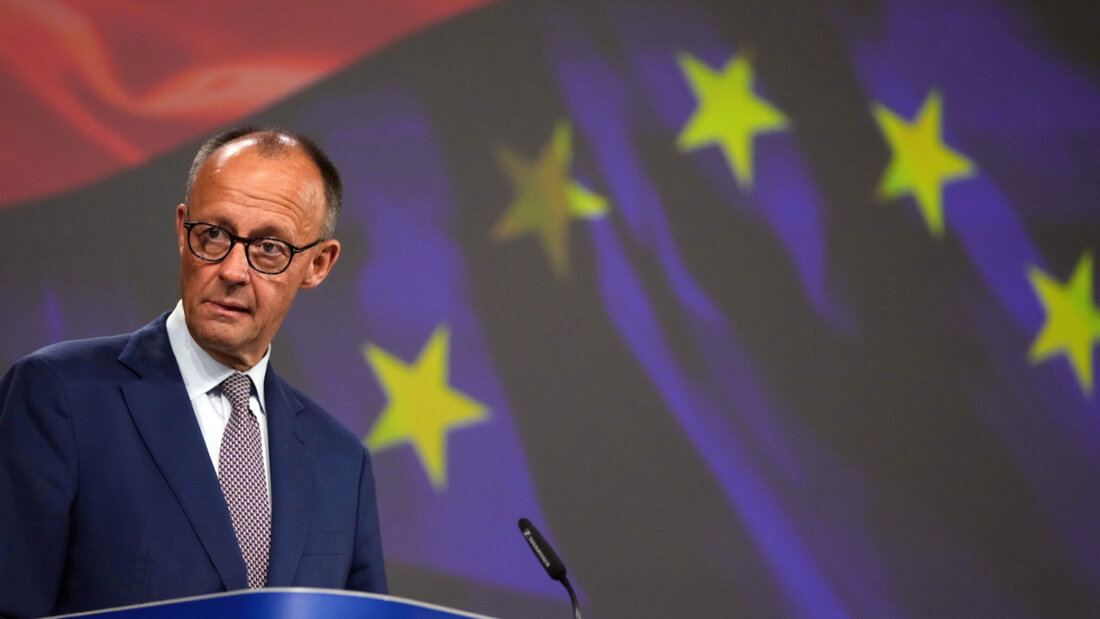 Der deutsche Bundeskanzler Friedrich Merz (CDU) reagiert am Sitz der EU bei einer Pressekonferenz. Foto: Virginia Mayo/AP/dpa 20250509121428083.jpg