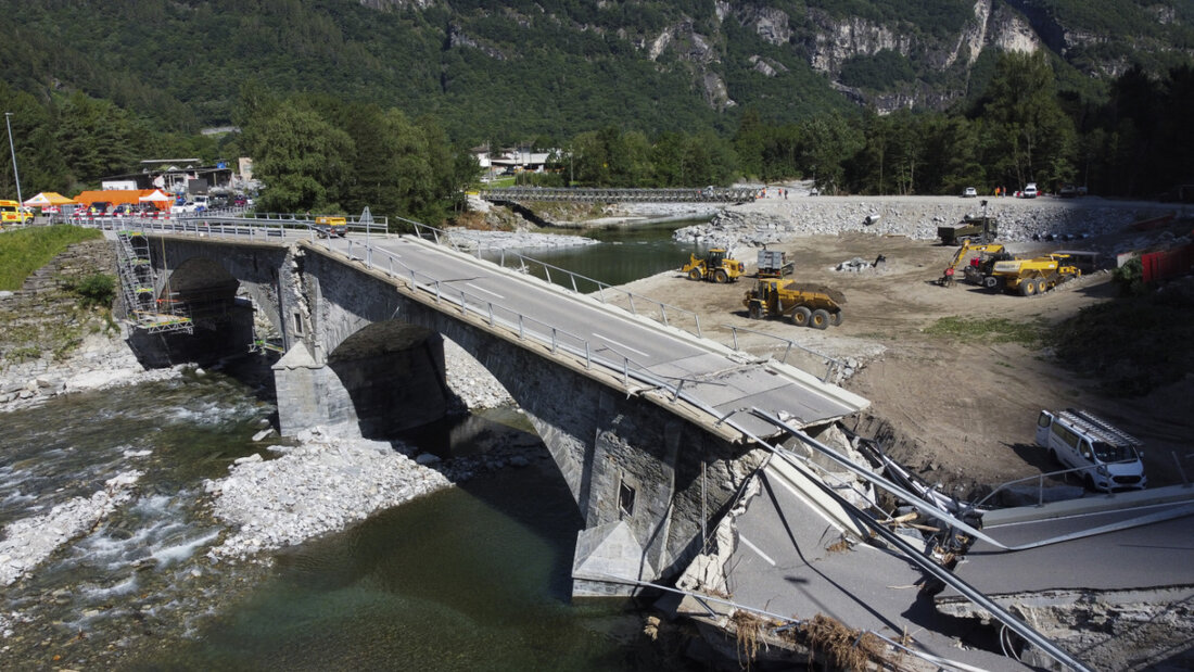 Die Visletto-Brücke war beim Unwetter vom 29. Juni 2024 von der Maggia zerstört worden. Im Hintergrund die provisorische Ersatzbrücke über die Maggia. (Archivbild) 20250707114349512.jpg