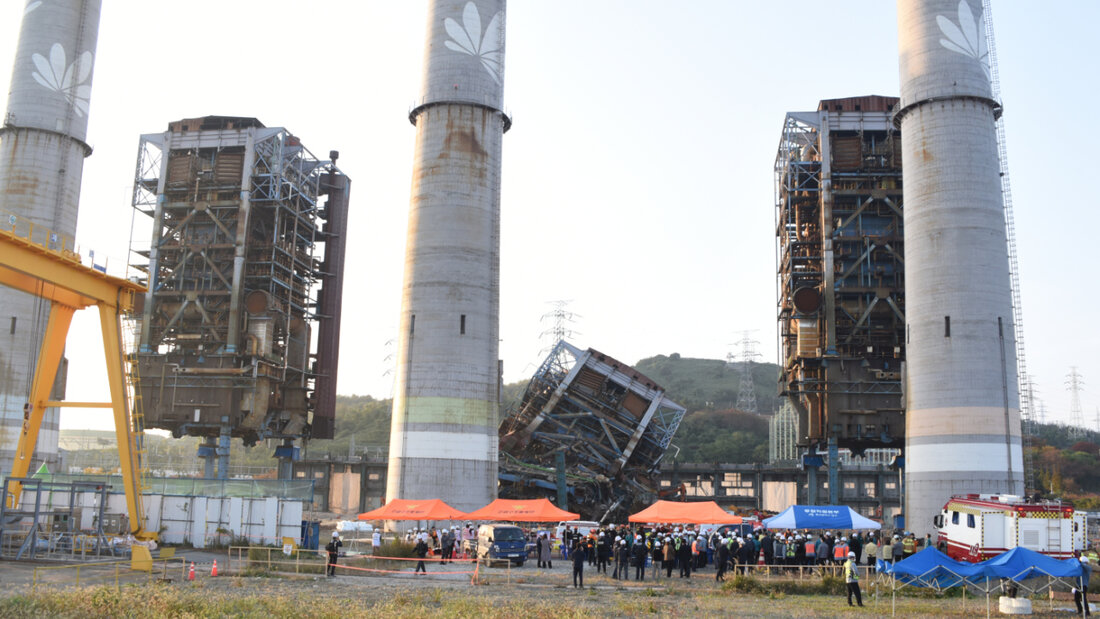 Ein Rettungsteam arbeitet in der Nähe eines 60 Meter hohen Turms, der bei Abbrucharbeiten in einem stillgelegten Wärmekraftwerk in Ulsan, Südkorea, zusammengebrochen ist. Foto: Uncredited/NEWSIS/dpa 20251107094937244.jpg