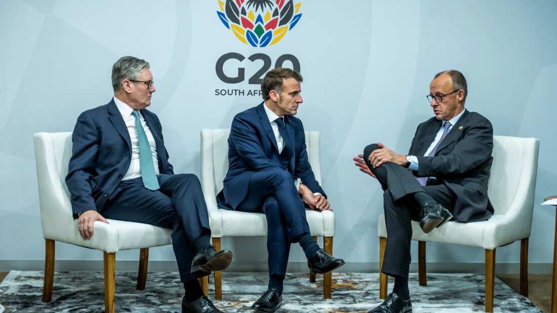 dpatopbilder - Bundeskanzler Friedrich Merz (CDU) sitzt mit Emmanuel Macron (M), Präsident von Frankreich, und Keir Starmer (l), Premierminister von Großbritannien, beim G20-Gipfel beim Gespräch. Auf der Agenda stehen die Themen Wirtschaft, Energie und Klimawandel. Foto: Michael Kappeler/dpa-Pool/dpa 20251122144348387.jpg