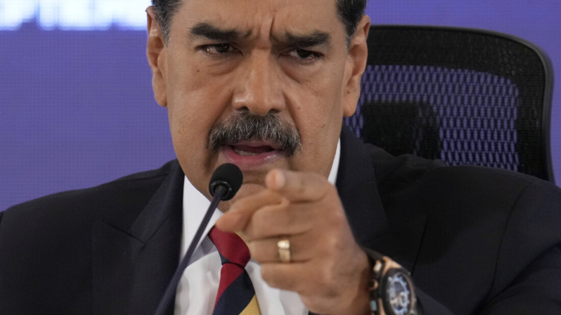 ARCHIV - Venezuelas Präsident Nicolas Maduro spricht während einer Pressekonferenz. Foto: Ariana Cubillos/AP/dpa 20251211235319857.jpg