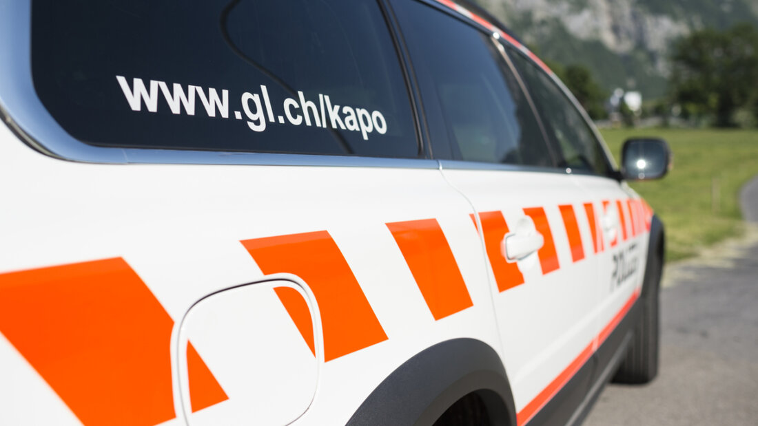 Die Kantonspolizei Glarus informierte am Donnerstag über eine Geschwindigkeitsmessung, die zu Gerichtsfällen führte. (Symbolbild) 20260326105152540.jpg