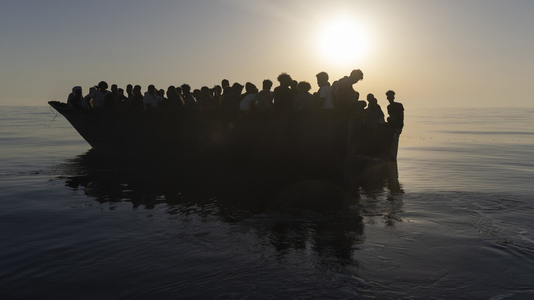 ARCHIV - Migranten sitzen in einem Holzboot, während sie von Freiwilligen des Rettungsschiffs "Ocean Viking" gerettet werden. Foto: Jeremias Gonzalez/AP/dpa/Archivbild 20260908203523314.jpg