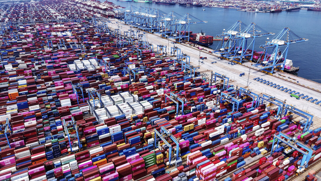 ARCHIV - Kräne entladen Container von Schiffen an einem Containerterminal in der ostchinesischen Provinz Shandong. Foto: Uncredited/CHINATOPIX via AP/dpa 20261014081056316.jpg